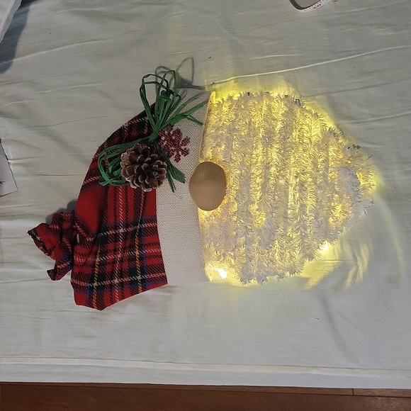 Light up Santa gnome - Picture 2 of 4